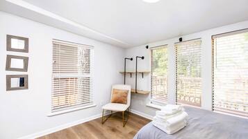 2 bedrooms, desk, iron/ironing board, WiFi