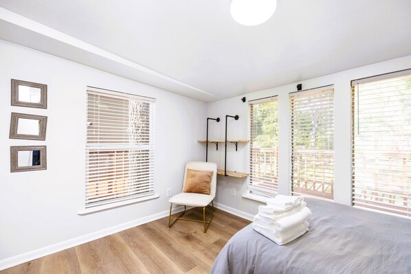 2 bedrooms, desk, iron/ironing board, WiFi