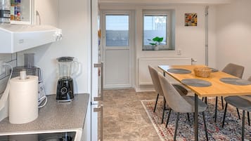 KylskÄp, spishÀll, diskmaskin och kaffe- och tebryggare