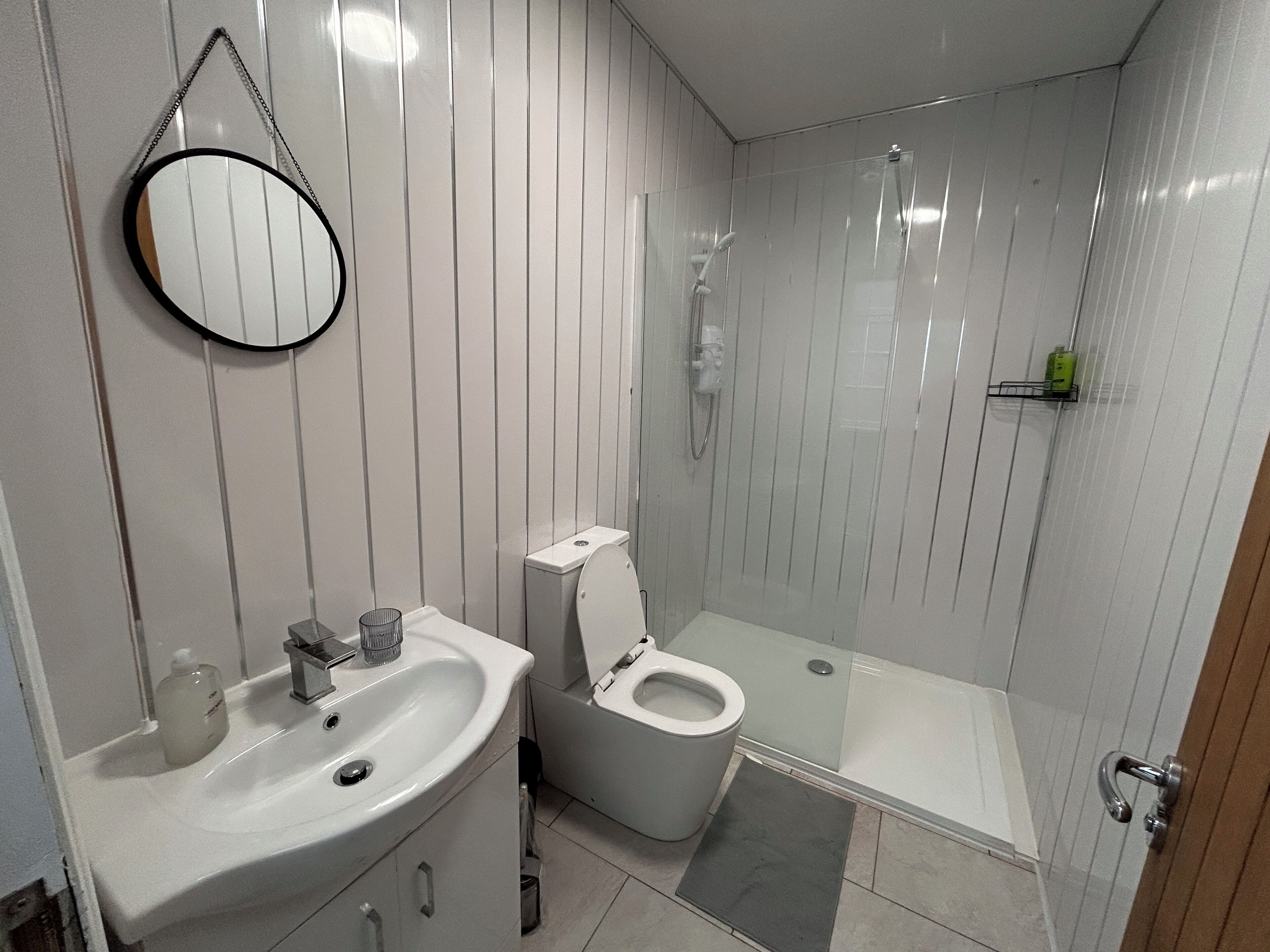 Serviettes fournies, savon, shampoing, papier toilette