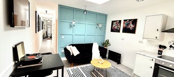 Vibrant Bungalow 2 bedroom apartment, secure private parking 