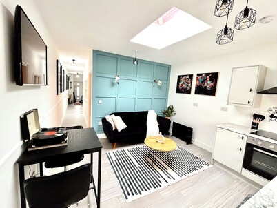 Vibrant Bungalow 2 bedroom apartment, secure private parking 