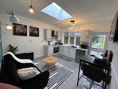 Vibrant Bungalow 2 bedroom apartment, secure private parking 