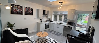 Vibrant Bungalow 2 bedroom apartment, secure private parking