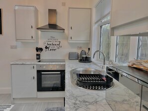 Een koelkast, een magnetron, een oven, een kookplaat