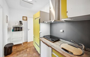 Kühlschrank, Mikrowelle, Herdplatte, Geschirrspüler