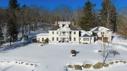 Secluded Estate Optional Guest House, Pond, Playroom, Gym & Theater Sunny Pond by Avantstay