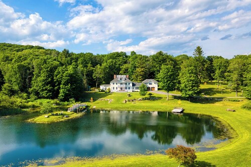 Secluded Estate Optional Guest House, Pond, Playroom, Gym & Theater Sunny Pond by Avantstay