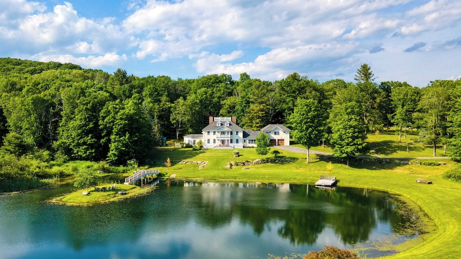 Secluded Estate Optional Guest House, Pond, Playroom, Gym & Theater Sunny Pond by Avantstay