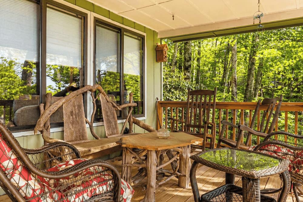 Ash Vale by Avantstay Expansive Deck + Ping Pong + Covered Porch Blue Ridge Mountain Escape - Poplar, NC