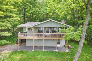House (3 Bedrooms) | Interior - Deck w/ Forest Views, Ping Pong Blue Ridge Mtn Escape Ash Vale by Avantstay (Mars Hill)