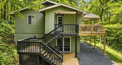 Ash Vale by Avantstay Expansive Deck + Ping Pong + Covered Porch Blue Ridge Mountain Escape