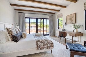4 slaapkamers, een bureau, een strijkplank/strijkijzer
