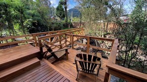 Familiehytte | Oppholdsområde | En 32-tommers smart-TV med digitale kanaler samt peis