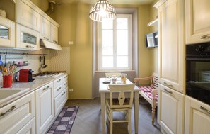 Frigorifero, piano cottura, lavastoviglie, macchina per tè/caffè