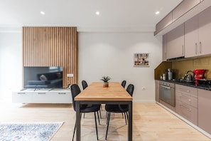 Dining - Kondo Stays - Mumba Apartment 4 (Tiranë)