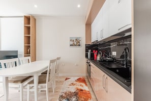 Fridge, oven, stovetop, coffee/tea maker