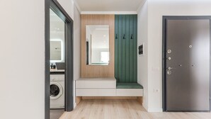 Un baño moderno con un banco, un espejo y una puerta.