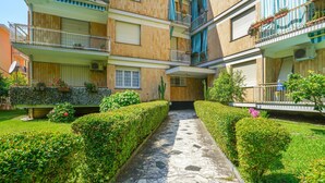 A multi-story residential building with balconies, a stone pathway, and well-maintained hedges. - 2 bedroom nice apartment in Cavi di Lavagna (Cavi di Lavagna)