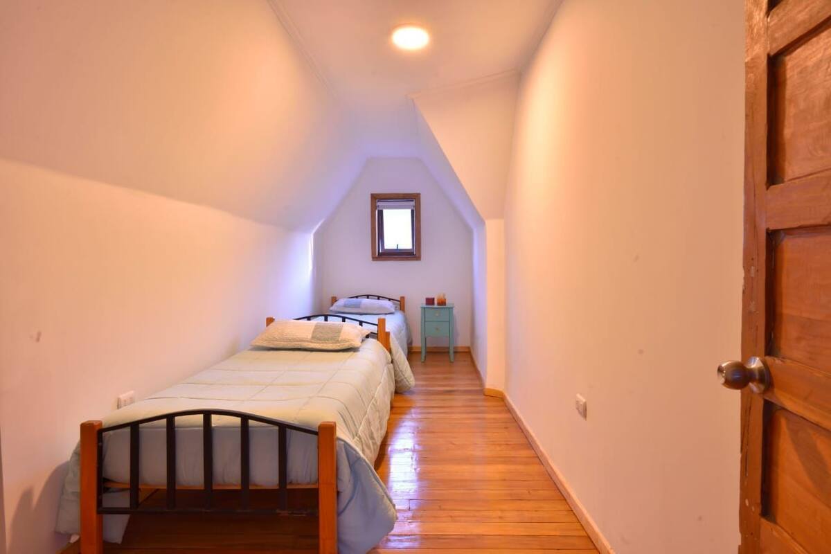 Zweibettzimmer | Hochwertige Bettwaren, Daunenbettdecken, Bügeleisen/Bügelbrett