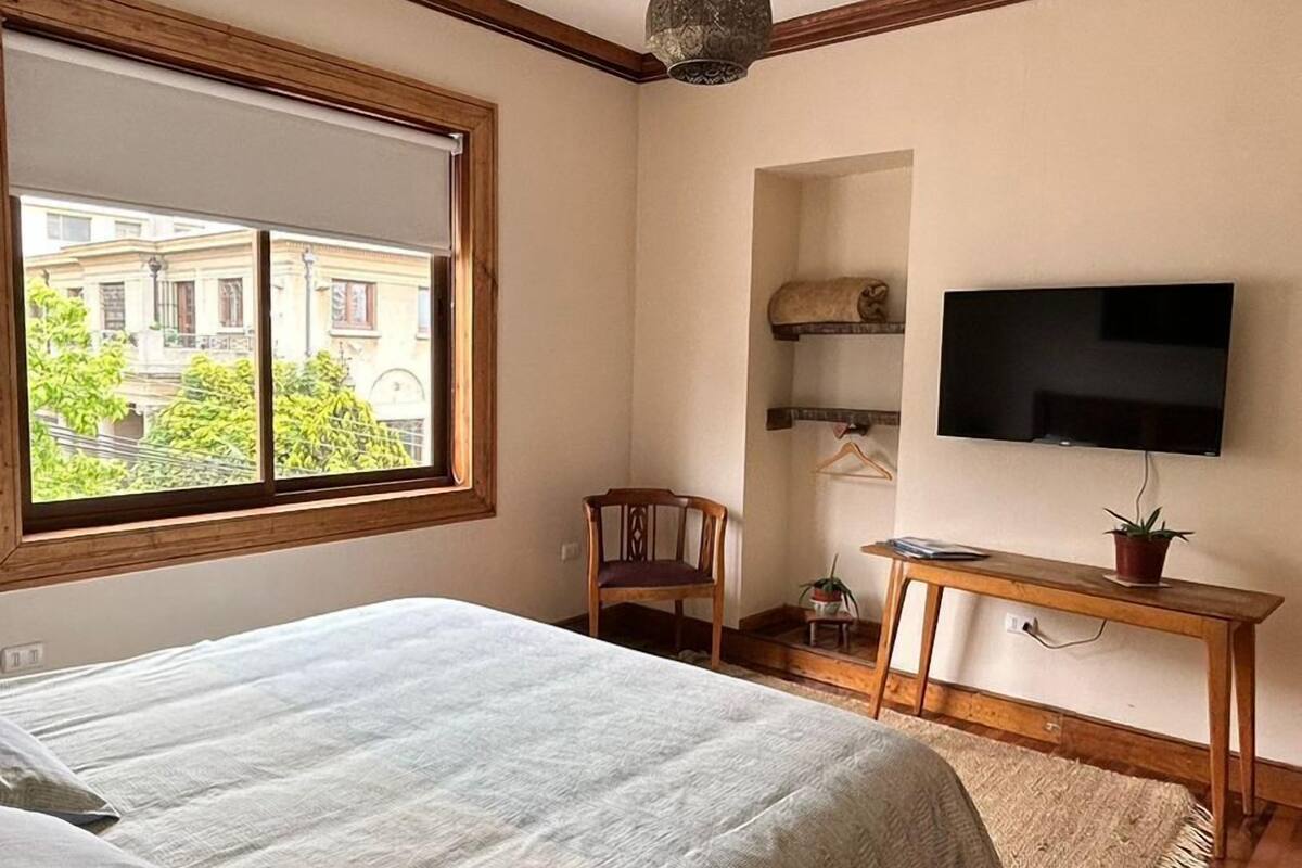 Zimmer, 1 Queen-Bett | Hochwertige Bettwaren, Daunenbettdecken, Bügeleisen/Bügelbrett