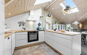 Réfrigérateur, micro-ondes, plaque de cuisson, lave-vaisselle