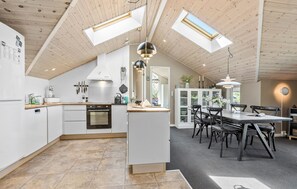 Kylskåp, spishäll, diskmaskin och kaffe- och tebryggare