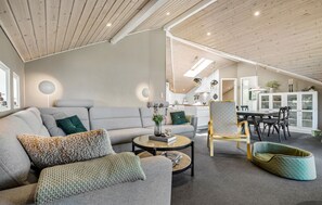 TV, fireplace - 3 bedroom nice home in Glesborg (Glesborg)