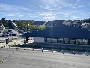 Third-party on-site parking - Charming one-bedroom apartment with Wi-Fi in the resort center (ST CAST LE GUILDO)