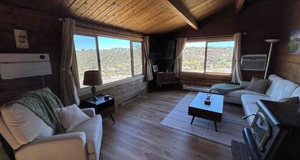 Cozy log cabin with stunning views, only 10 minutes from downtown Prescott.