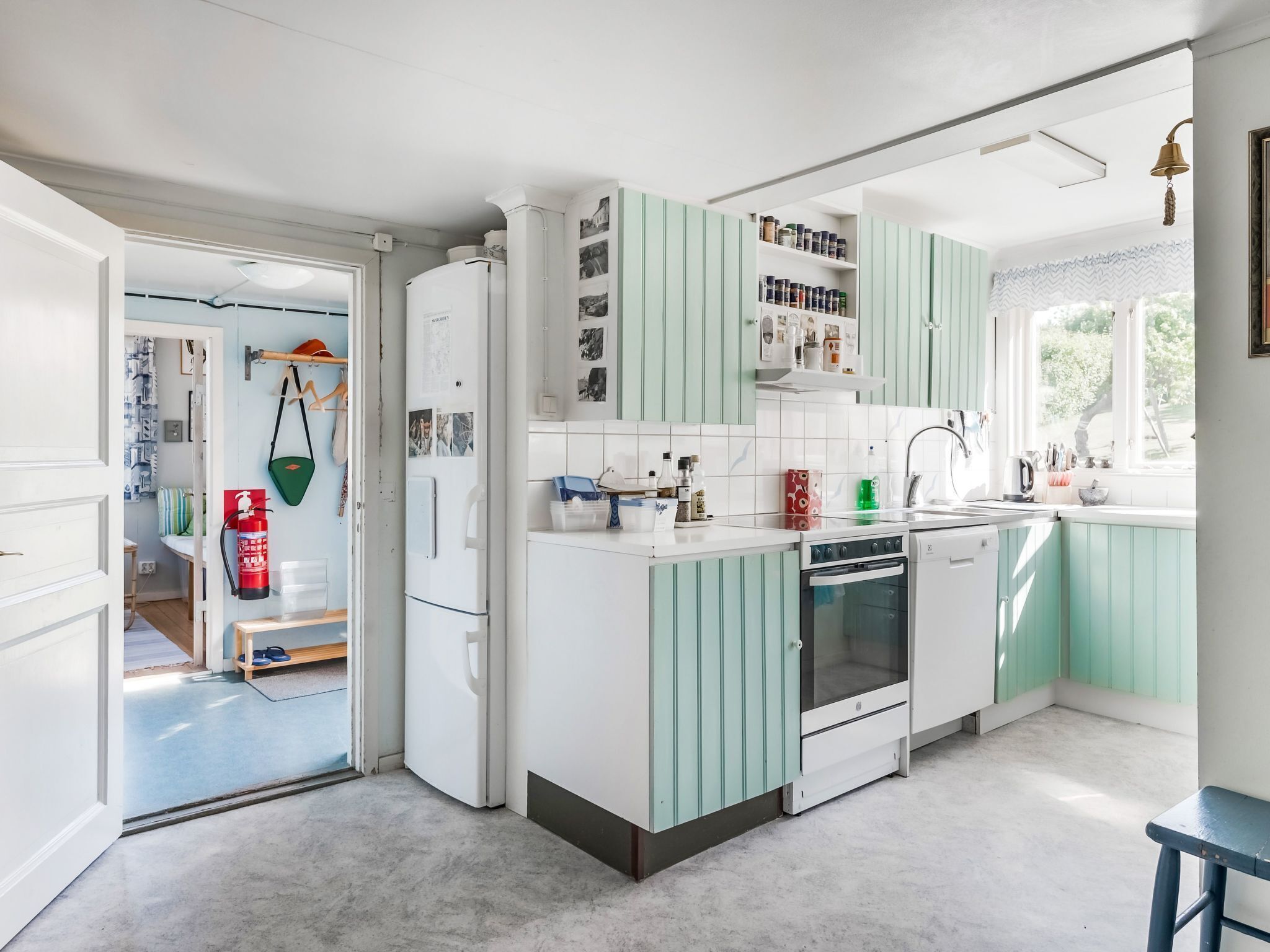 Kylskåp, mikrovågsugn, ugn och diskmaskin