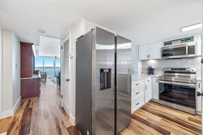 Kjøleskap, mikrobølgeovn, ovn og kokeplater