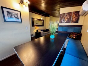 Apartamento, vista para o lago | Sala de jantar