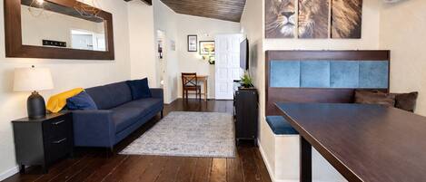 Apartment, Seeblick | Wohnbereich | Flachbildfernseher