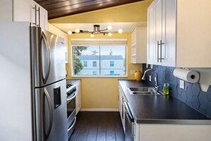 Apartment, Lake View | Private kitchen | Full-sized fridge, microwave, oven, stovetop - Lakeside Charm in Ocean Beach (San Diego)