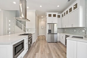 Fridge, microwave, oven, stovetop - The Salma Plan: 4BR, 3.5BA, 2600 Sq Ft, Near Campus (Davis)