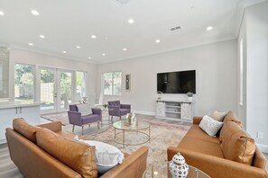 Smart TV - The Salma Plan: 4BR, 3.5BA, 2600 Sq Ft, Near Campus (Davis)