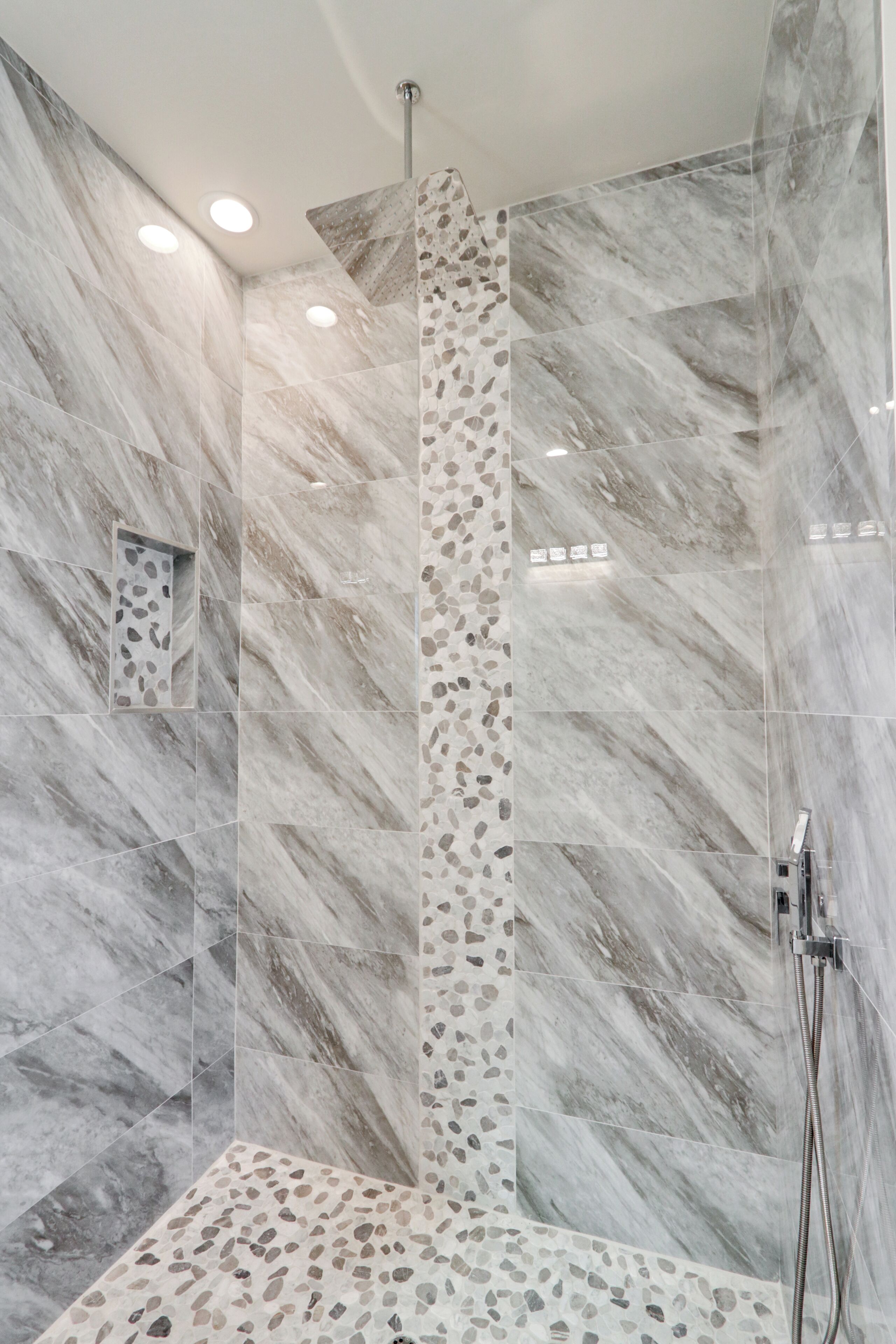 Ducha, bañera de hidromasaje, secador de pelo y toallas