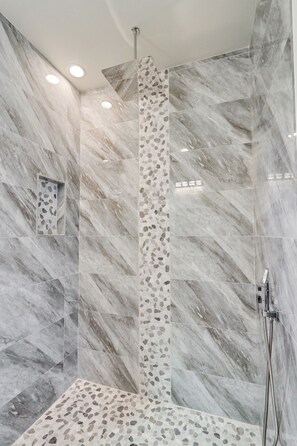 Dusche, Whirlpool, Haartrockner, Handtücher