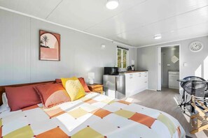 1 chambre, fer et planche à repasser, draps fournis