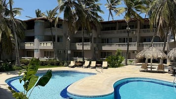 Outdoor pool, open 8:00 AM to 8:00 PM, pool loungers