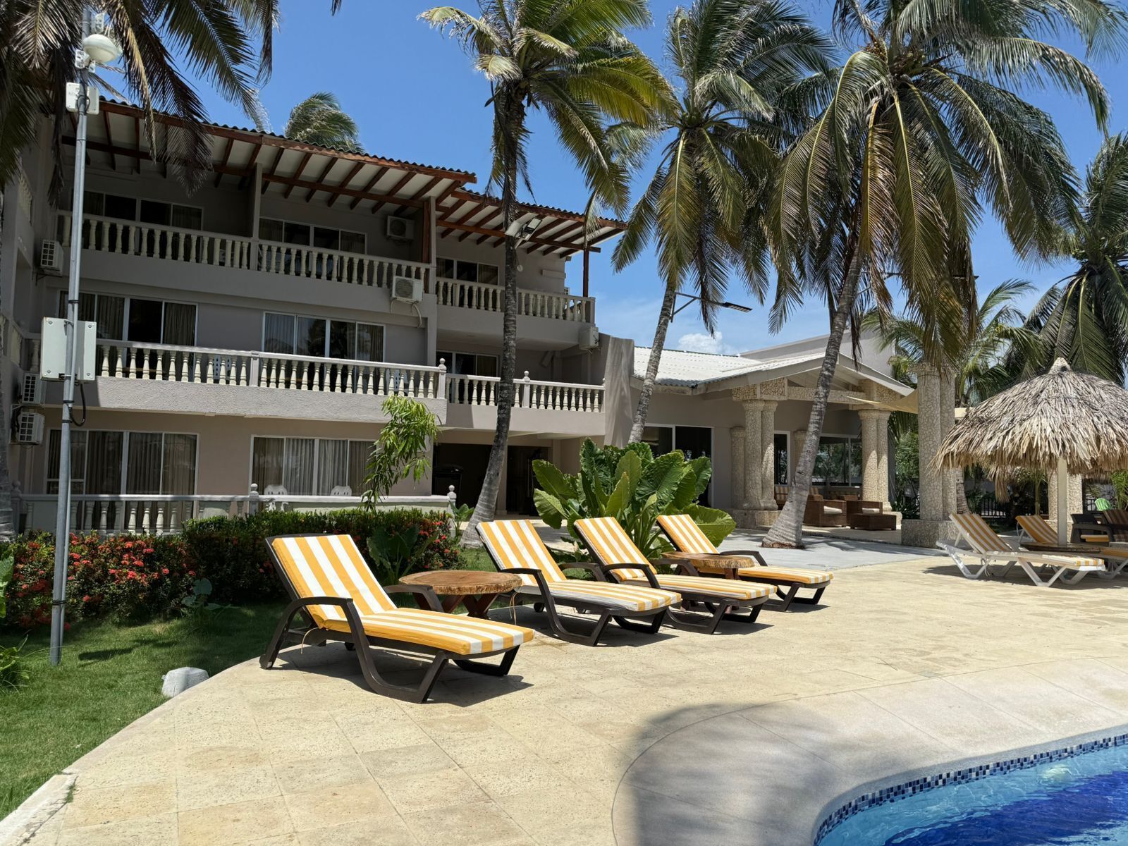 สระว่ายน้ำกลางแจ้ง เปิด 8:00 น. ถึง 20:00 น., เก้าอี้อาบแดดริมสระ