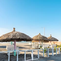 Pantai persendirian, pasir putih, bar pantai