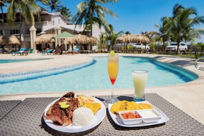 Free daily continental breakfast  - Hotel Playa Palmeras Cartagena (Cartagena)
