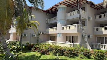 Vista frontal de la propiedad