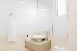 Honeymoon Suite | Bathroom | Towels, soap, toilet paper