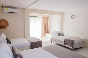 Suite Deluks | Ruang kerja ramah laptop, tempat tidur bayi gratis, dan Wi-Fi gratis