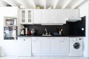 Kühlschrank, Mikrowelle, Ofen, Geschirrspüler