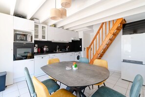 Kühlschrank, Mikrowelle, Ofen, Geschirrspüler