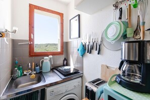 Kühlschrank, Mikrowelle, Toaster, Kochgeschirr/Geschirr/Besteck